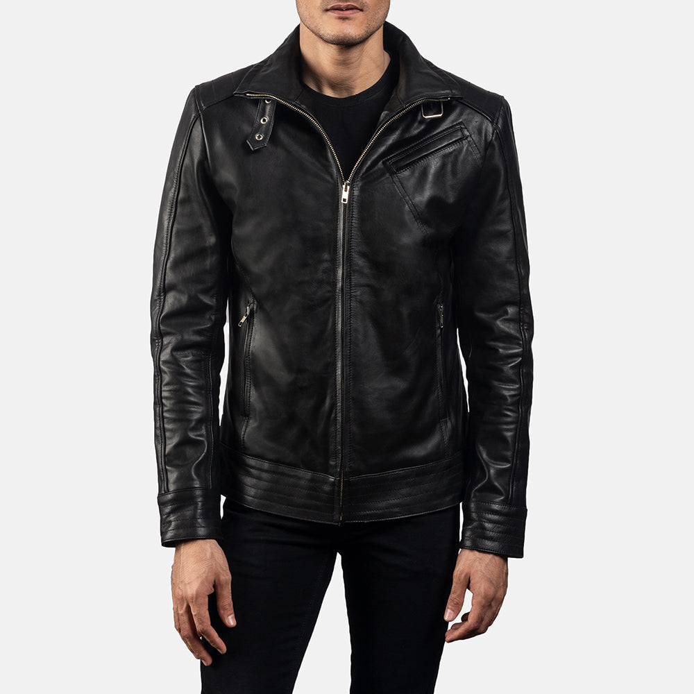 Close-Up Detail of High neck with Belt &amp; Zipper Hardware on Men's Legacy Zwart Leren Bikerjack voor Heren