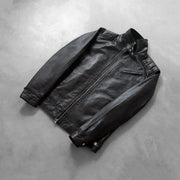 Button &amp; Hem Craftsmanship Construction Detail on Men's Legacy Zwart Leren Bikerjack voor Heren