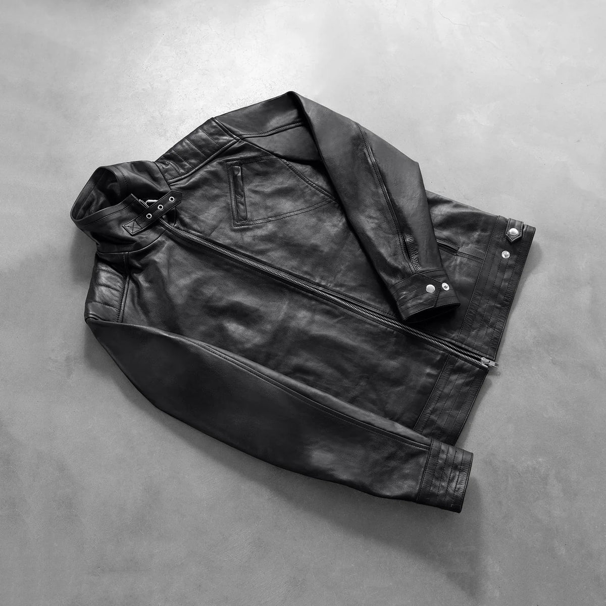 Styled Fit Perspective of Men's Legacy Zwart Leren Bikerjack voor Heren on Model - Natural Daylight Drape
