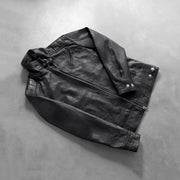 Styled Fit Perspective of Men's Legacy Zwart Leren Bikerjack voor Heren on Model - Natural Daylight Drape