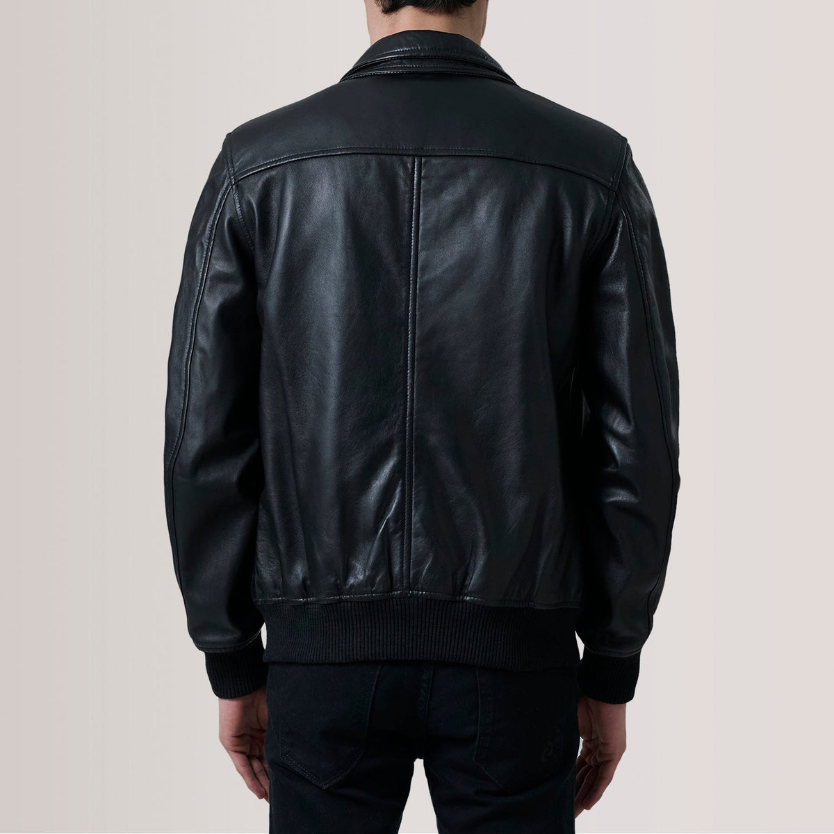 Close-Up Detail of Classic Collar &amp; Zipper Hardware on Lester Bruin Suede Leren Bomberjack voor Heren For Men