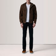 Styled Fit Perspective of Lester Bruin Suede Leren Bomberjack voor Heren For Men on Model - Natural Daylight Drape