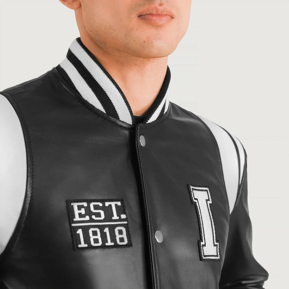 Close-Up Detail of Varsity &amp; Snap Button Hardware on Liberte Illinois Zwart Leather Varsity Leren Jas voor Heren
