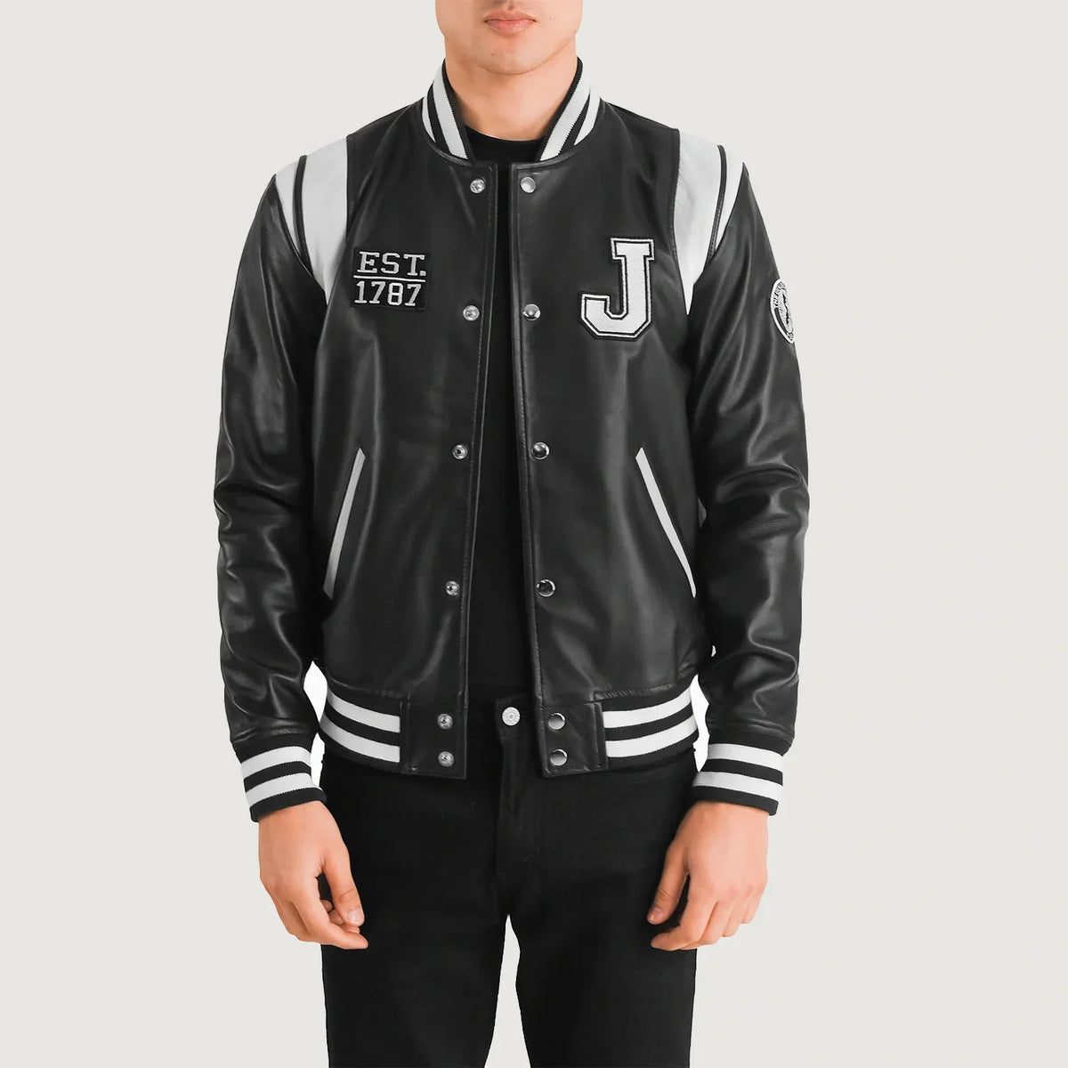 
Liberte New Jersey Zwart Leather Varsity Leren Jas voor Heren in Black & White Sheepskin Leather - Vooraanzicht & getailleerd silhouet | Online kopen
