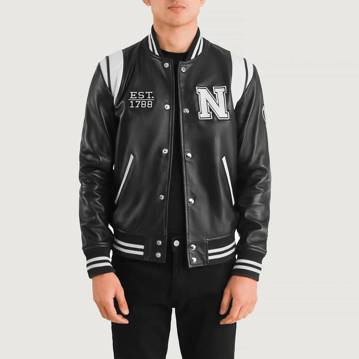 
Liberte New York Zwart Leather Varsity Leren Jas voor Heren in Black & White Sheepskin Leather - Vooraanzicht & getailleerd silhouet | Online kopen