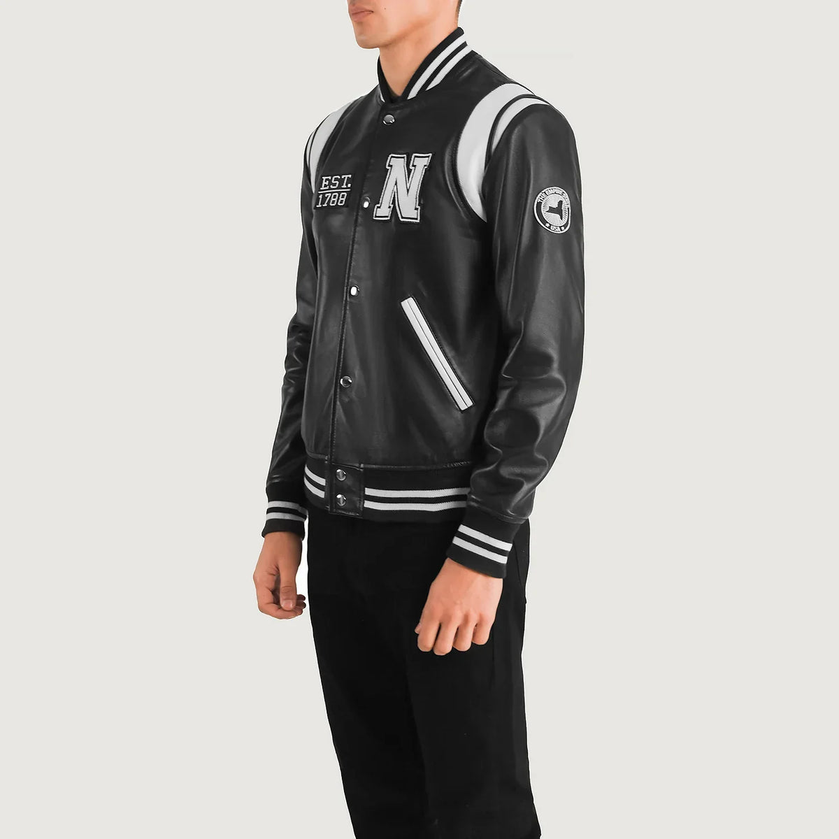 
Black & White Sheepskin Leather Varsity Jacket - Achteraanzicht met getailleerde schouders & strakke zoom
