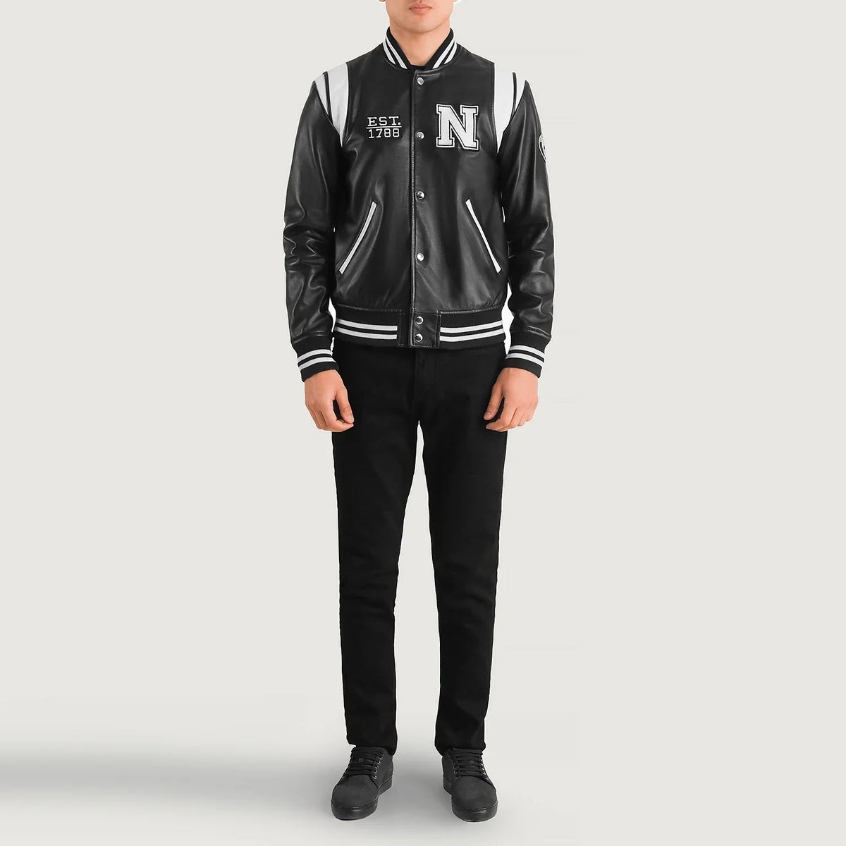 
Liberte New York Zwart Leather Varsity Leren Jas voor Heren - Zijaanzicht met ergonomische mouwsnede