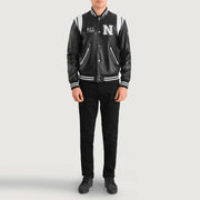 
Liberte New York Zwart Leather Varsity Leren Jas voor Heren - Zijaanzicht met ergonomische mouwsnede