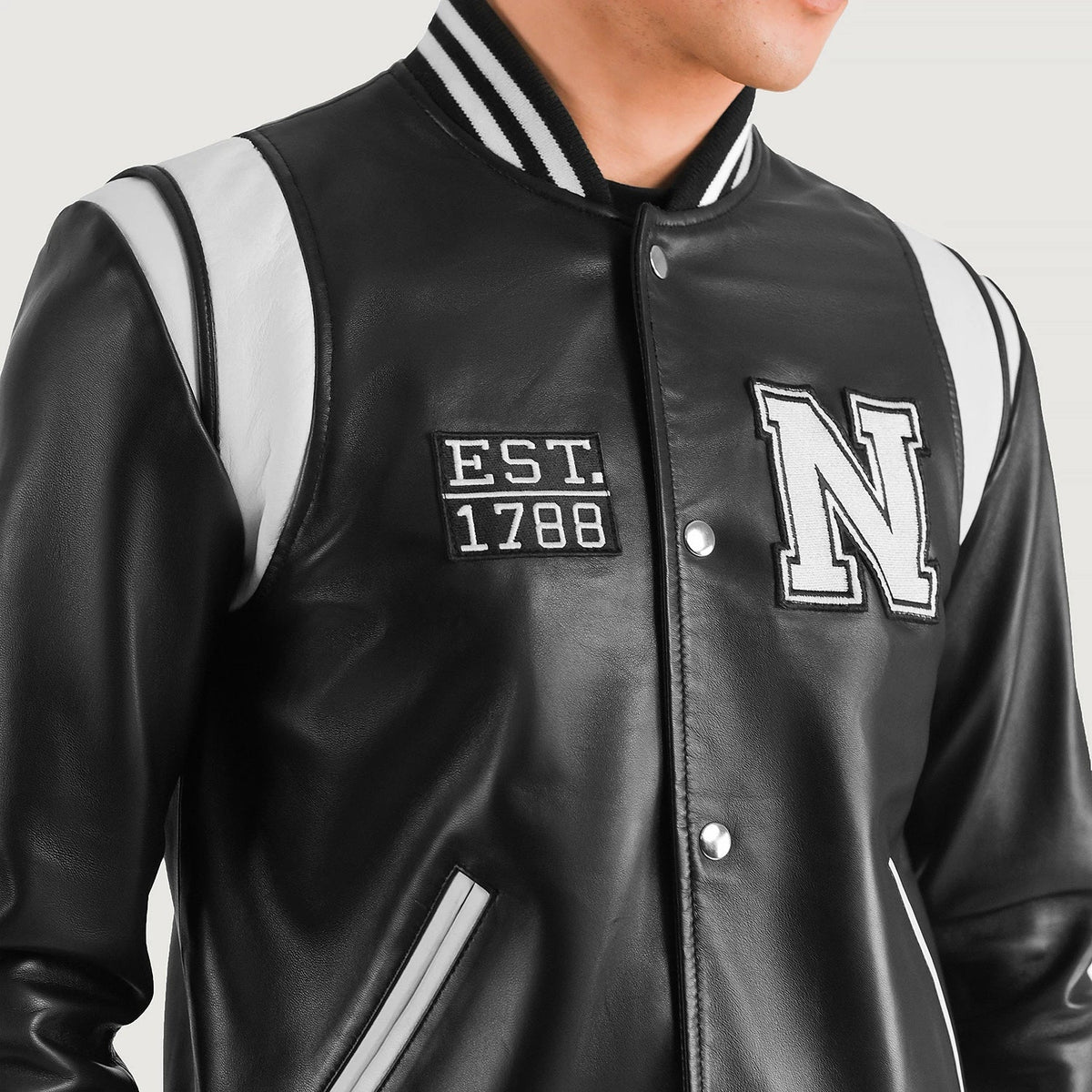 
Detailopname of Varsity & Snap Button Hardware on Liberte New York Zwart Leather Varsity Leren Jas voor Heren