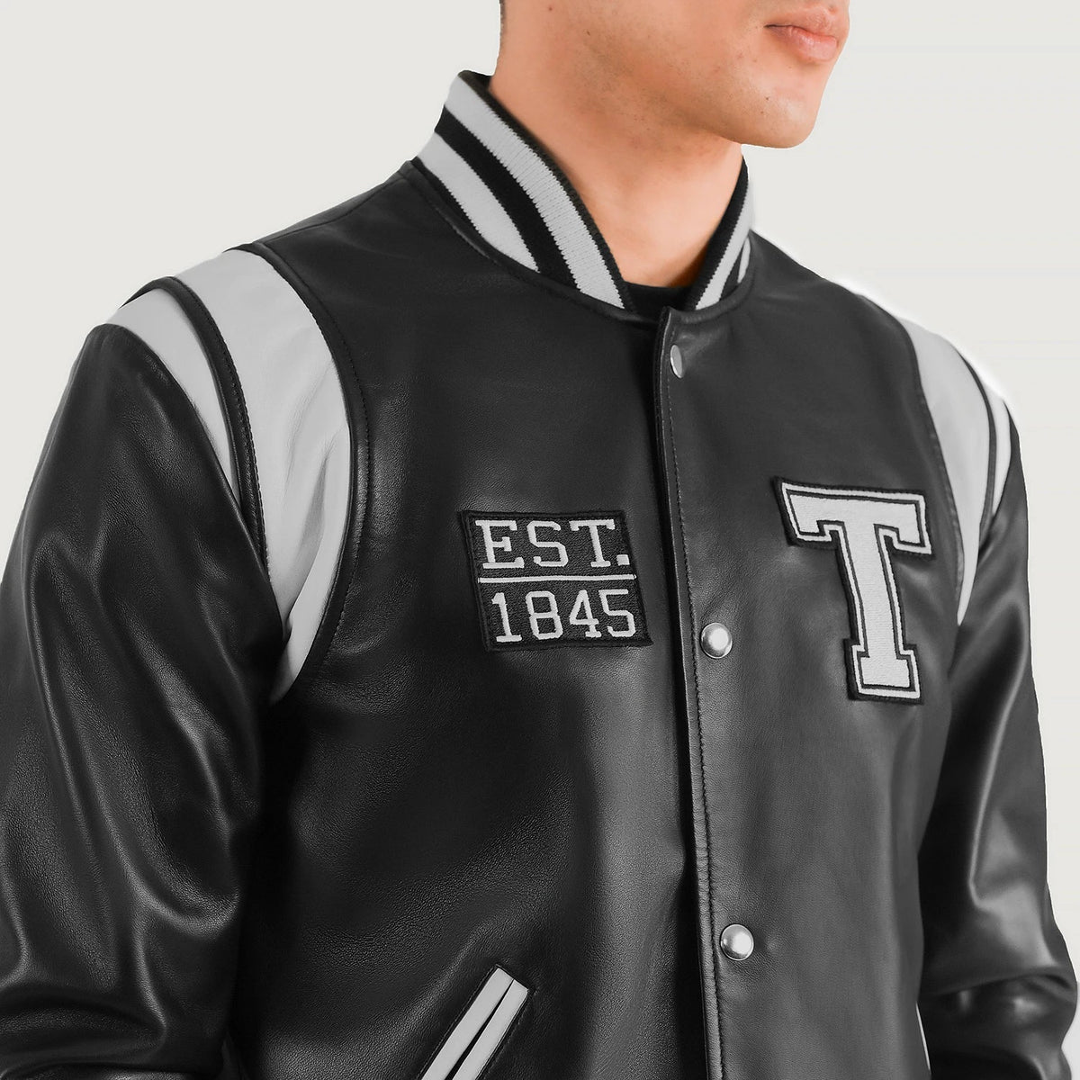 Close-Up Detail of Varsity &amp; Snap Button Hardware on Liberte Texas Zwart Leather Varsity Leren Jas voor Heren