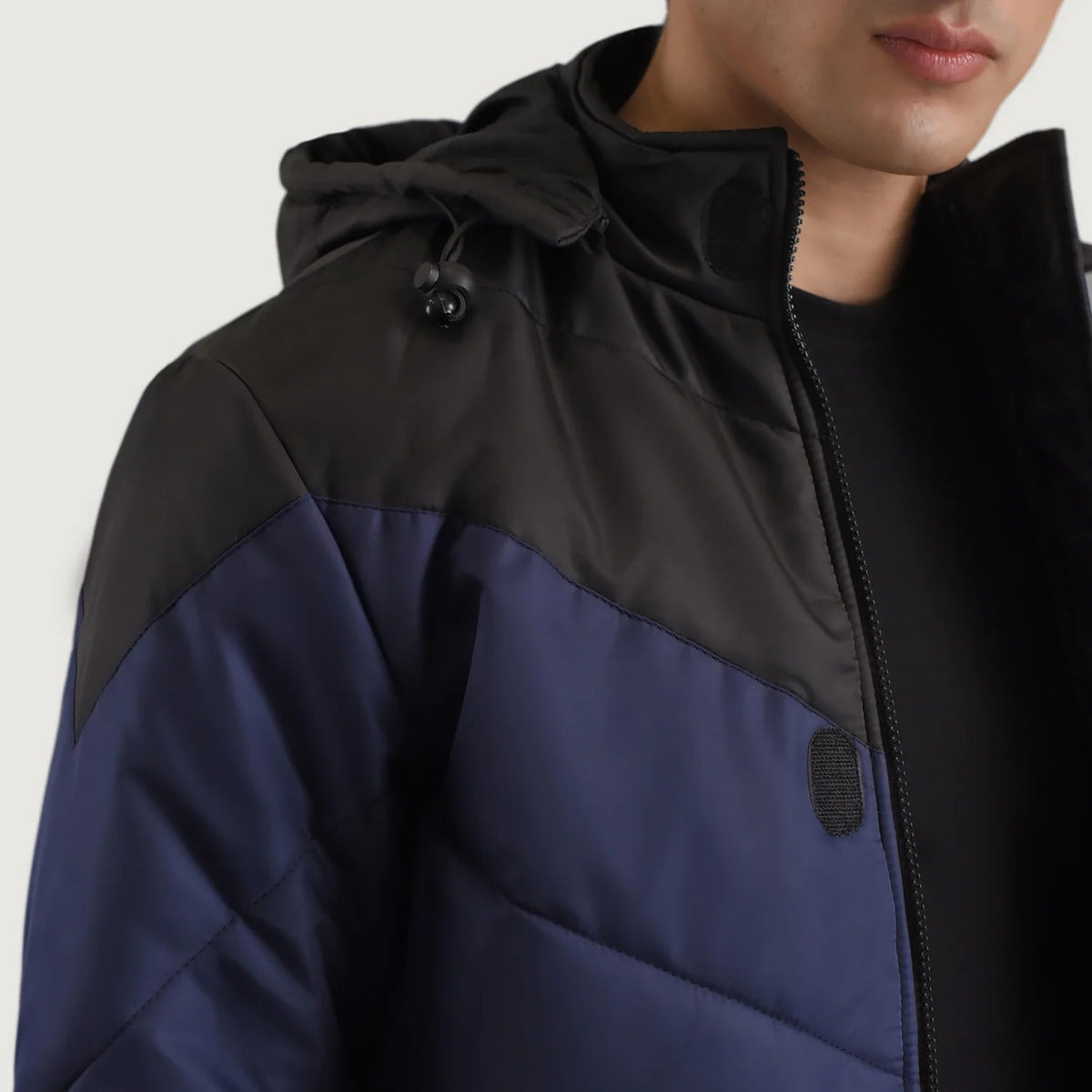 
Binnenweergave Showing Quilted Viscose Lining & Twee functionele binnenzakken