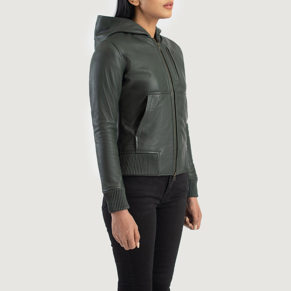 
Gedragen perspectief van Luna Blue Hooded Leather Bomber Jacket op model - Natuurlijke valling bij daglicht