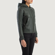 
Gedragen perspectief van Luna Blue Hooded Leather Bomber Jacket op model - Natuurlijke valling bij daglicht
