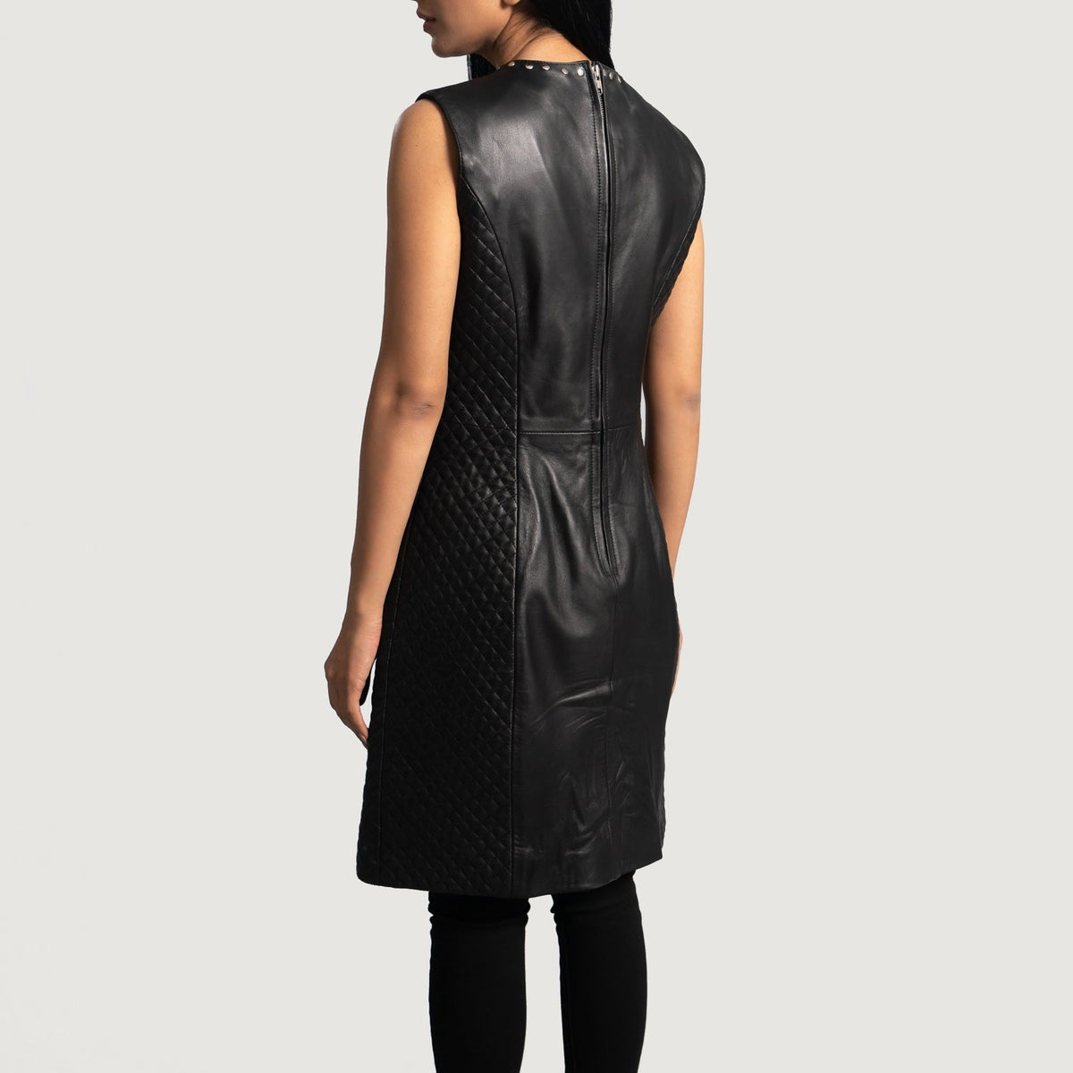 
Luxe Zwart Leather Dress voor Dames - Zijaanzicht met ergonomische mouwsnede