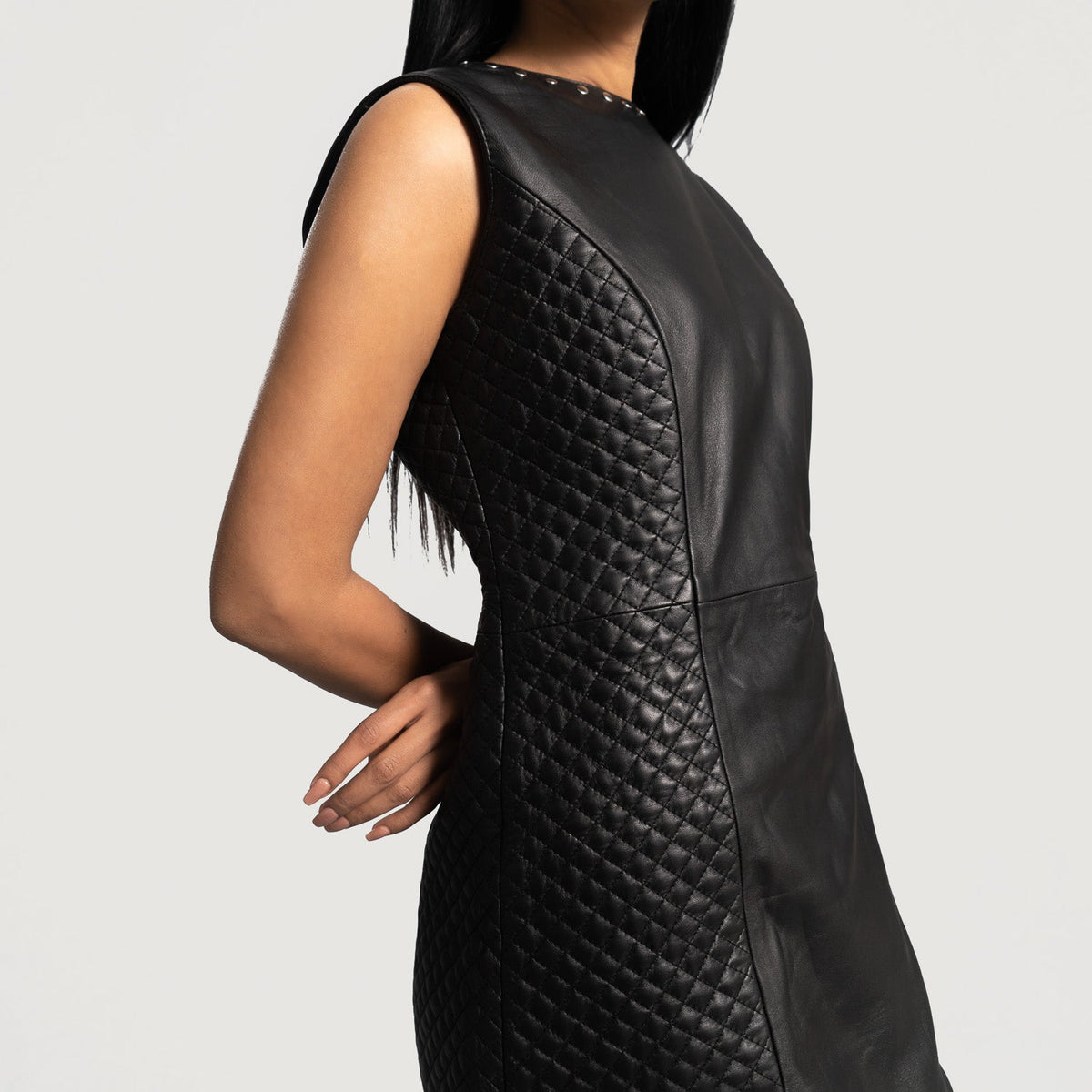 
Detailopname of Classic Collar & Zipper on back Hardware on Luxe Zwart Leather Dress voor Dames