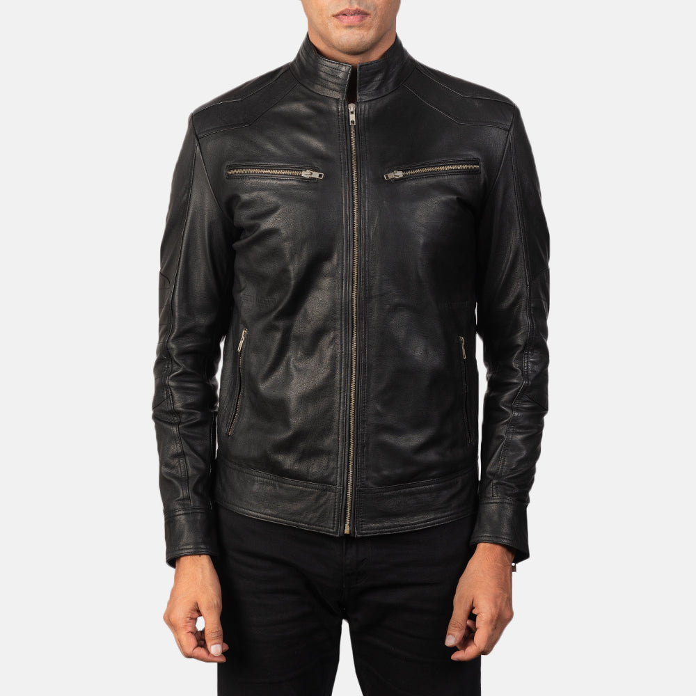 Close-Up Detail of Band &amp; Zipper Hardware on Men's Mack Zwart Leren Bikerjack voor Heren