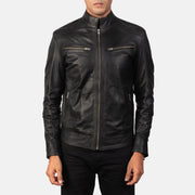 Close-Up Detail of Band &amp; Zipper Hardware on Men's Mack Zwart Leren Bikerjack voor Heren