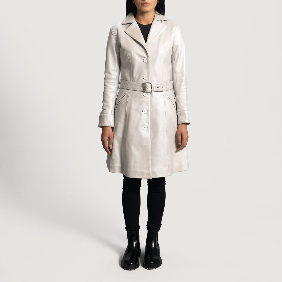 
Detailopname of Notch & Button Hardware on Moonlight Silver Leren Trenchcoat voor Dames