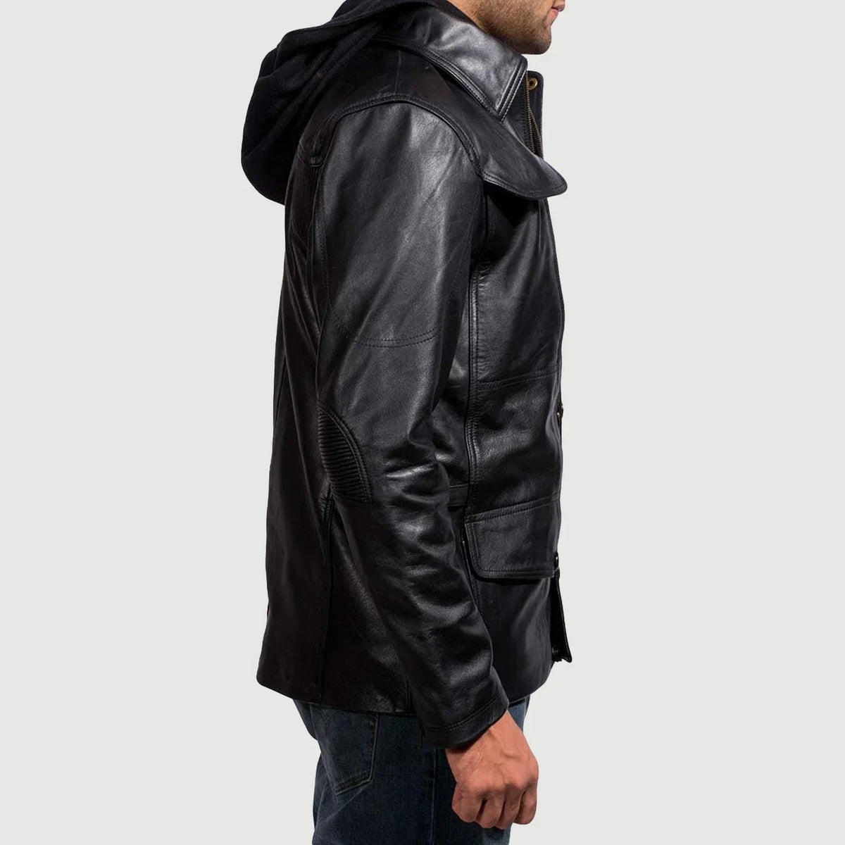 Close-Up Detail of Shirt &amp; Zipper with Button Flap Hardware on Men's Moulder Hooded Zwart Leren Jas voor Heren