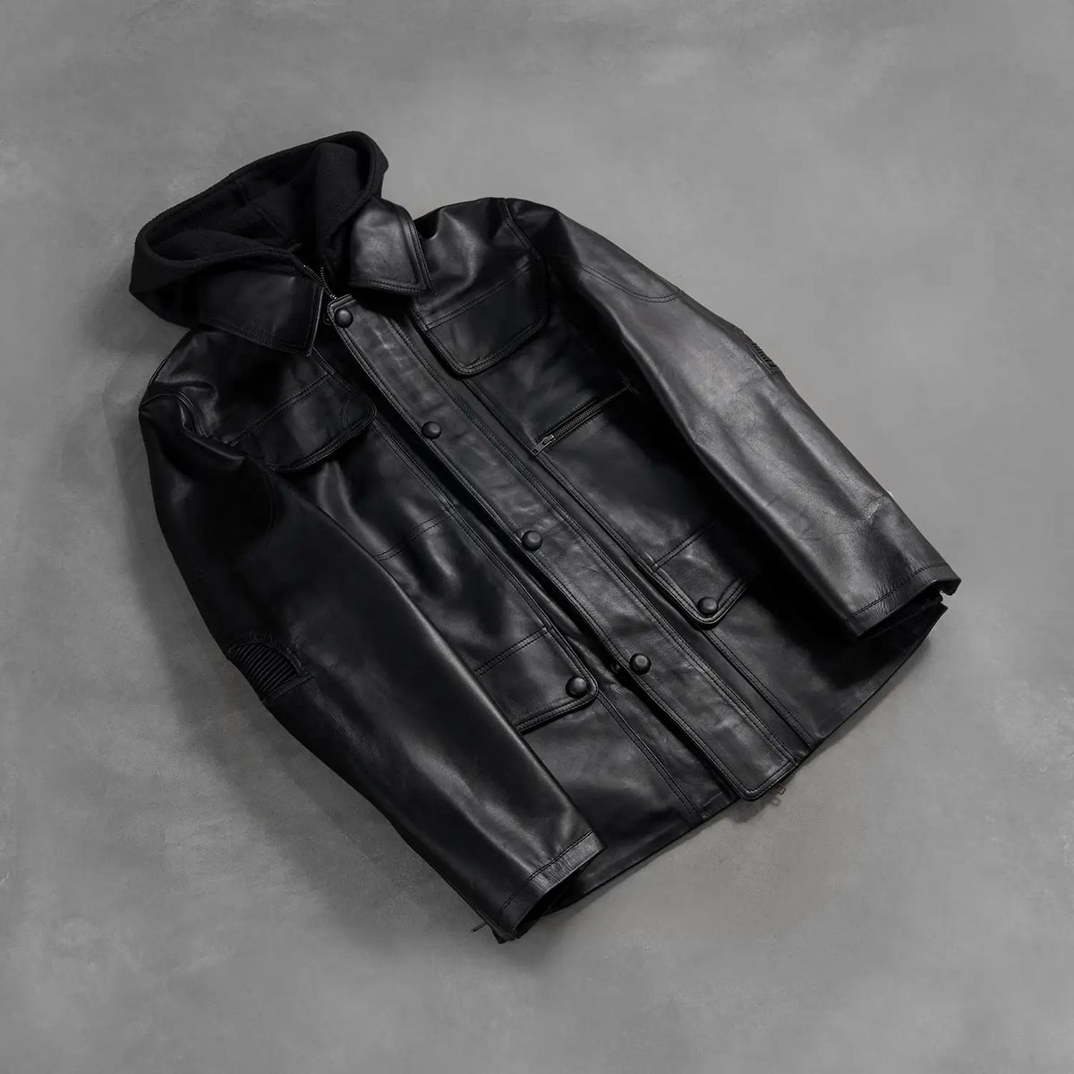 Zipper &amp; Hem Craftsmanship Construction Detail on Men's Moulder Hooded Zwart Leren Jas voor Heren