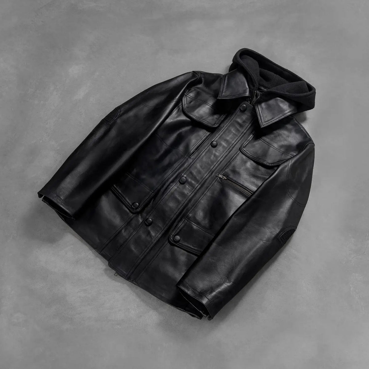 Styled Fit Perspective of Men's Moulder Hooded Zwart Leren Jas voor Heren on Model - Natural Daylight Drape