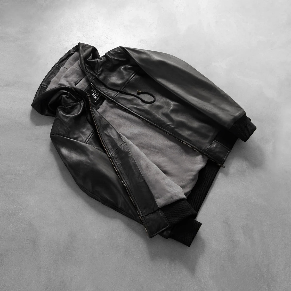 
Gedragen perspectief van Nintenzo Black Hooded Leather Jacket op model - Natuurlijke valling bij daglicht