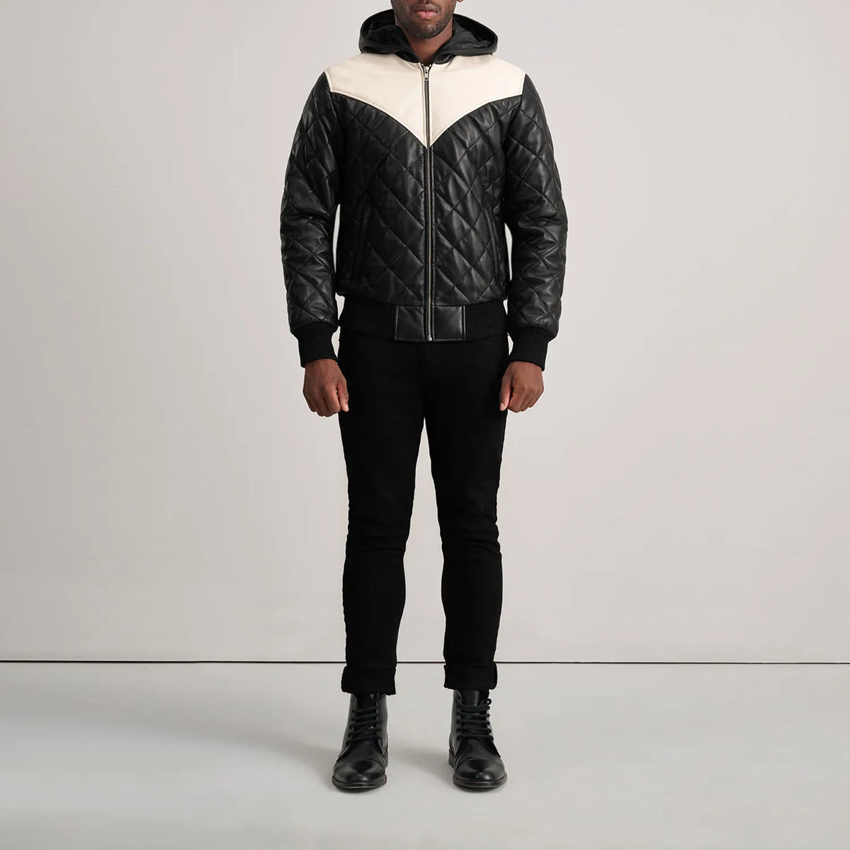 
Norman Tan Hooded Bomber Leather Puffer Jacket - Zijaanzicht met ergonomische mouwsnede