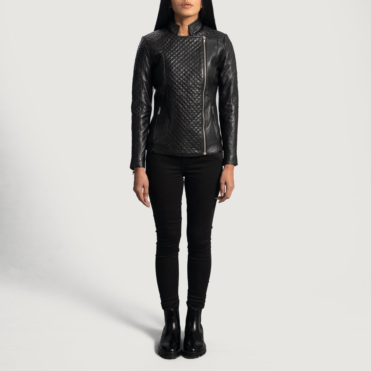 Close-Up Detail of Band &amp; Zipper Hardware on Women's Orient Grain Gewatteerd Zwart Leren Bikerjack voor Dames