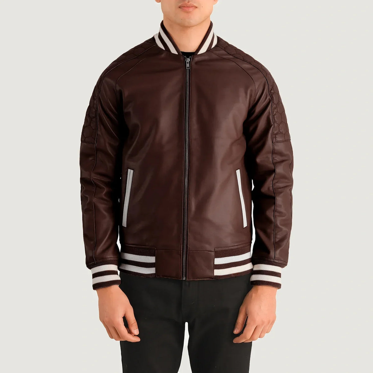 Close-Up Detail of Varsity collar &amp; Zipper Hardware on Pascal Kastanjebruin Leather Varsity Leren Jas voor Heren