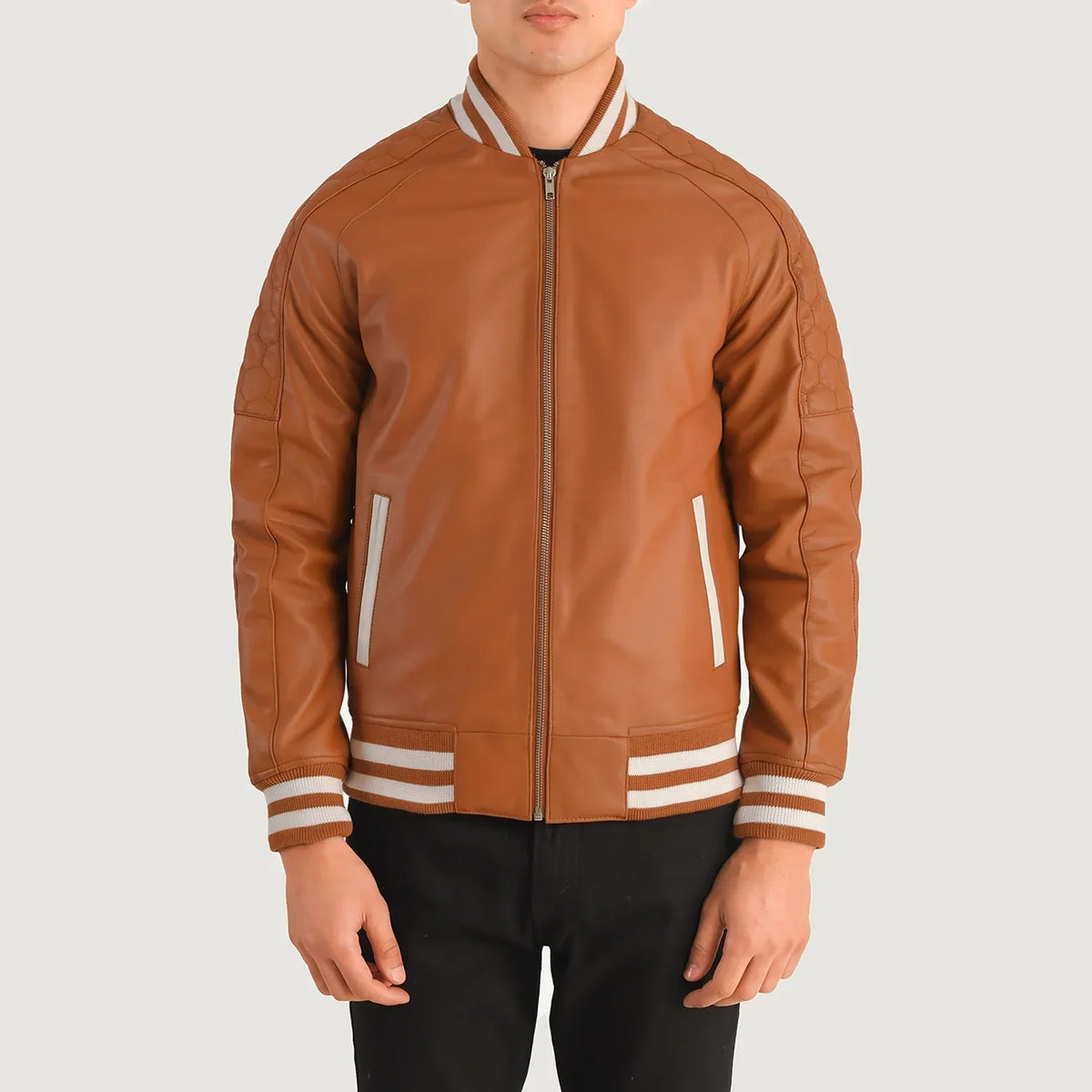 Close-Up Detail of Varsity collar &amp; Zipper Hardware on Pascal Lichtbruin Bruin Leather Varsity Leren Jas voor Heren
