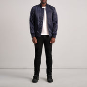 Close-Up Detail of Varsity &amp; Zipper Hardware on Quinton MA-1 Blauw Leren Bomberjack voor Heren