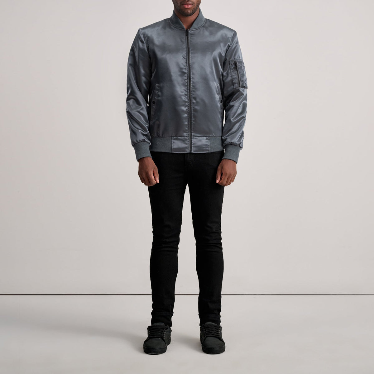 Close-Up Detail of Varsity &amp; Zipper Hardware on Quinton MA-1 Grey Leren Bomberjack voor Heren