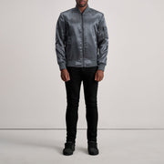 Close-Up Detail of Varsity &amp; Zipper Hardware on Quinton MA-1 Grey Leren Bomberjack voor Heren
