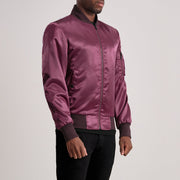 
Maroon Satin Bomber Jacket - Achteraanzicht met getailleerde schouders & strakke zoom