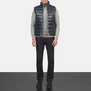 
Reeves Blauw Leather Gewatteerde bodywarmer voor Heren - Zijaanzicht met ergonomische mouwsnede