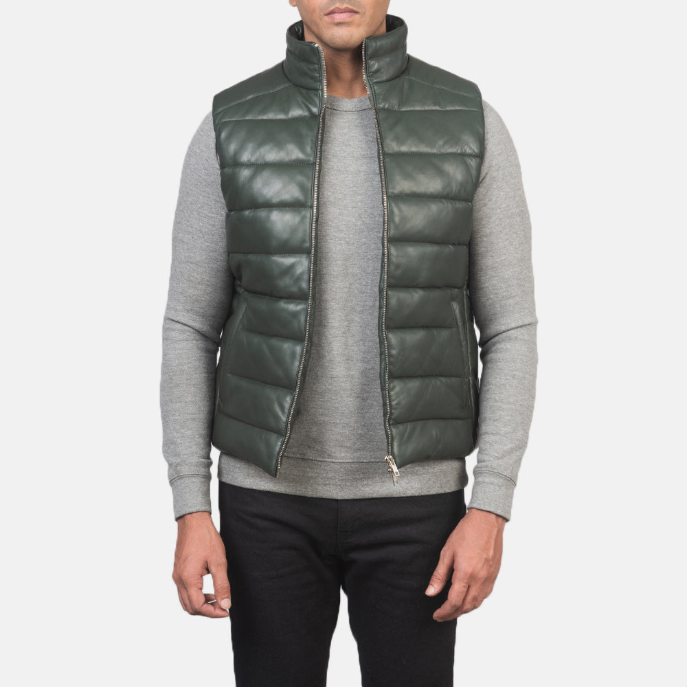 
Reeves Groen Leather Gewatteerde bodywarmer voor Heren in Green Sheepskin Leather - Vooraanzicht & getailleerd silhouet | Online kopen