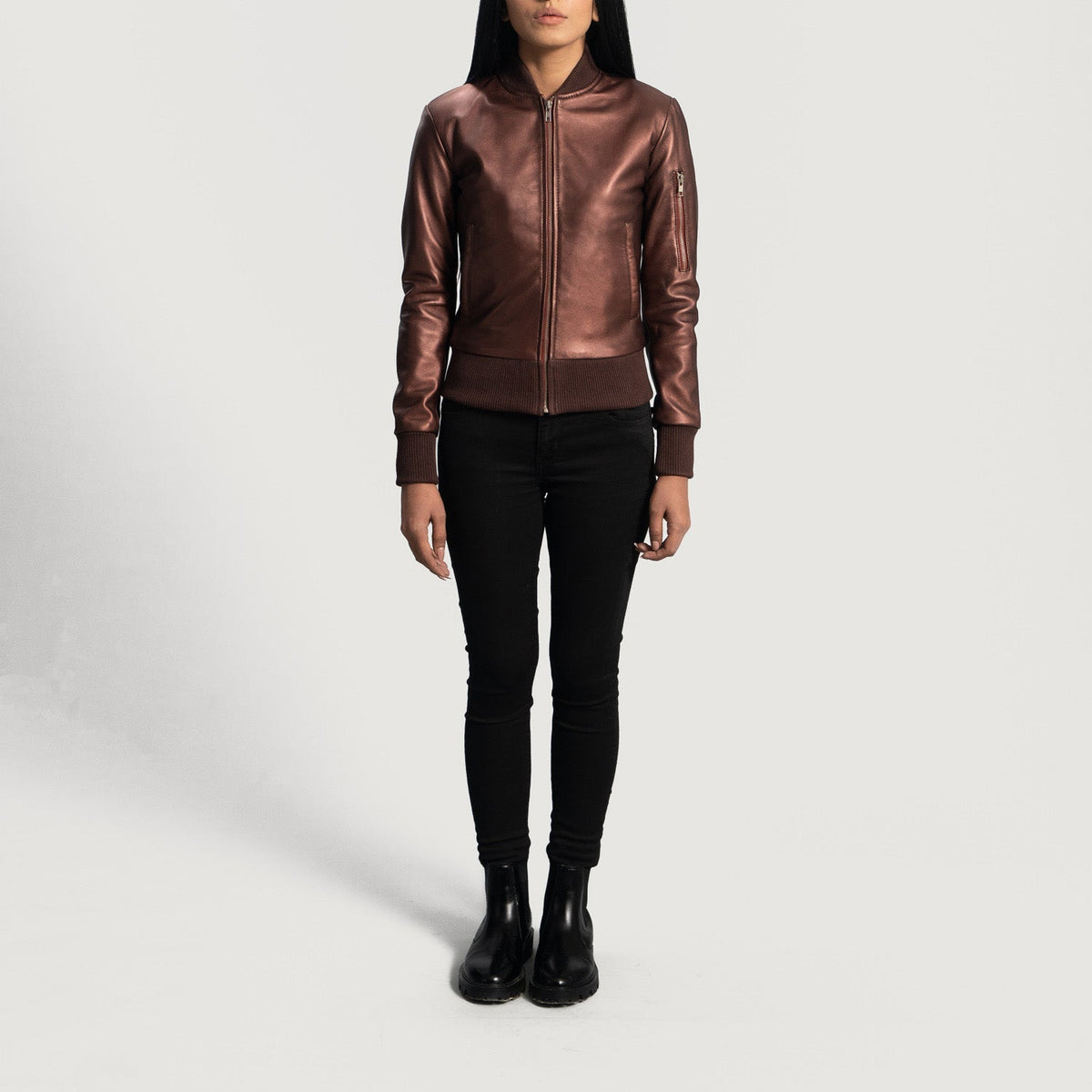Close-Up Detail of Varsity &amp; Zipper Hardware on Women's Reida Kastanjebruin Leren Bomberjack voor Dames