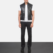
Roland Zwart Leather Biker Vest voor Heren - Zijaanzicht met ergonomische mouwsnede