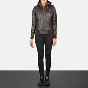
Roslyn Brown Hooded Leather Bomber Jacket - Zijaanzicht met ergonomische mouwsnede