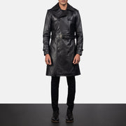 Close-Up Detail of Shirt &amp; Heavy-Duty Zipper Hardware on Men's Royson Zwart Leather Duster Leren Jas voor Heren