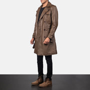 
Mocha Brown Calfskin Leather Trench Coat - Achteraanzicht met getailleerde schouders & strakke zoom