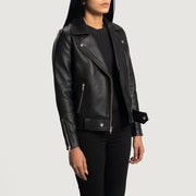 
Gedragen perspectief van Rumy Maroon Leather Biker Jacket op model - Natuurlijke valling bij daglicht