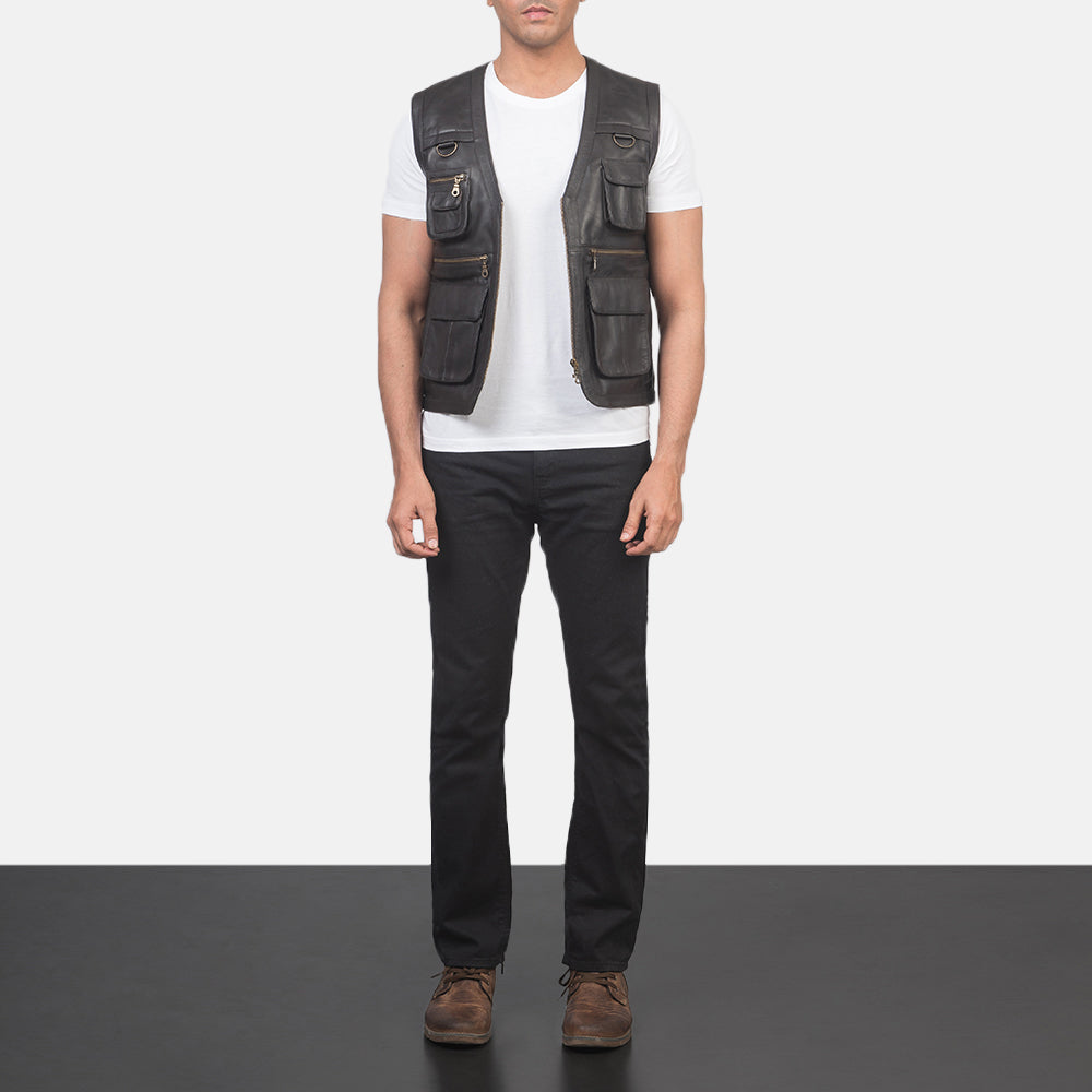
Safari Bruin Leren Gilet voor Heren - Zijaanzicht met ergonomische mouwsnede