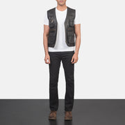 
Safari Bruin Leren Gilet voor Heren - Zijaanzicht met ergonomische mouwsnede