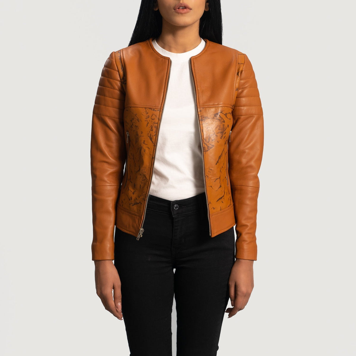 Women's Sandy Lichtbruin Dye Leren Bikerjack voor Dames - Lateral Side Profile View Showing Sleeve Cut &amp; Athletic Taper Fit