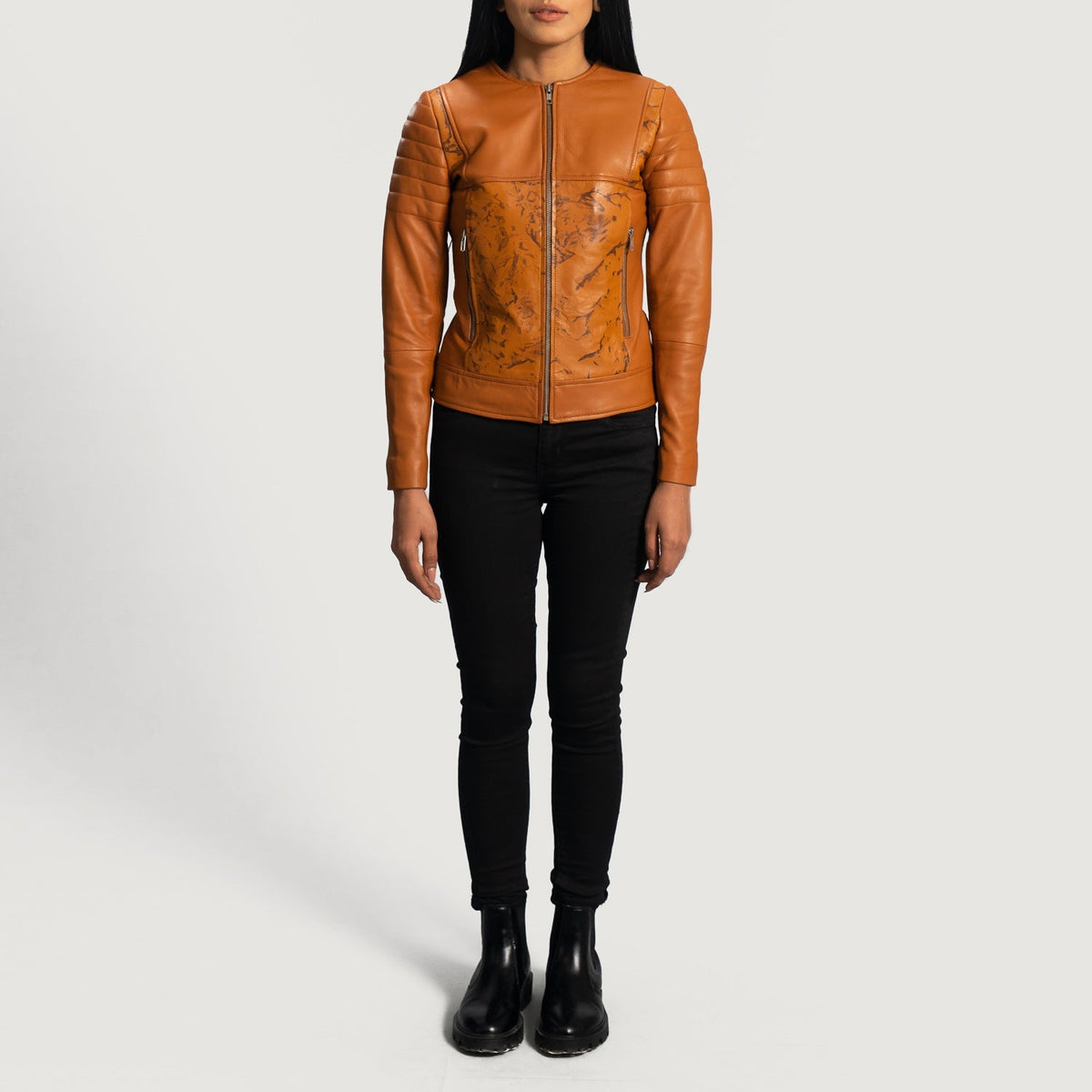 Close-Up Detail of Classic Collar &amp; Zipper Hardware on Women's Sandy Lichtbruin Dye Leren Bikerjack voor Dames