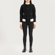 
Sasha A1 Black Suede Bomber Jacket - Zijaanzicht met ergonomische mouwsnede