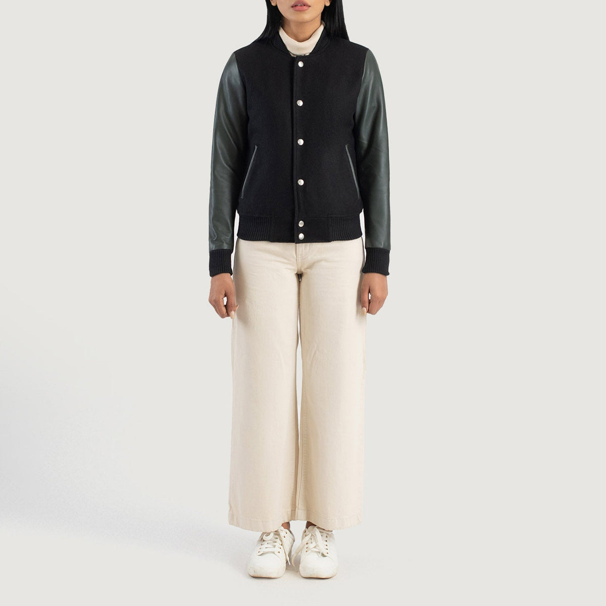 
Savant Green Hybrid Varsity Jacket - Zijaanzicht met ergonomische mouwsnede