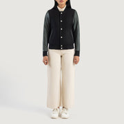 
Savant Green Hybrid Varsity Jacket - Zijaanzicht met ergonomische mouwsnede