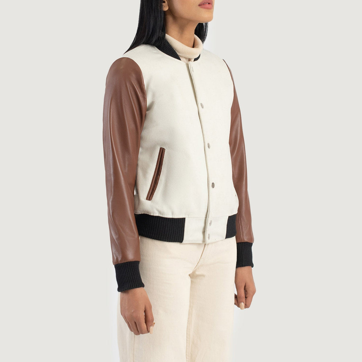 
Gedragen perspectief van Savant Green Hybrid Varsity Jacket op model - Natuurlijke valling bij daglicht